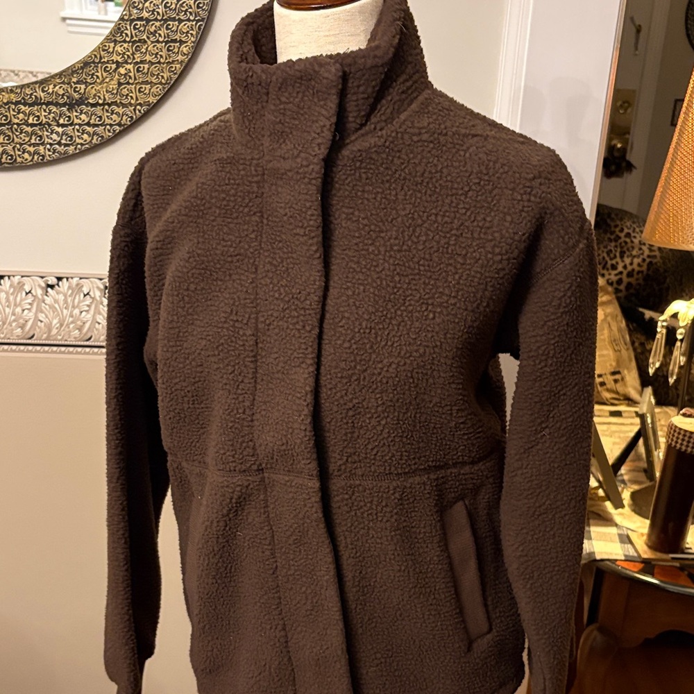 Cozy Brown Sherpa Fleece Jacket new with tags size size small  banded sleeves